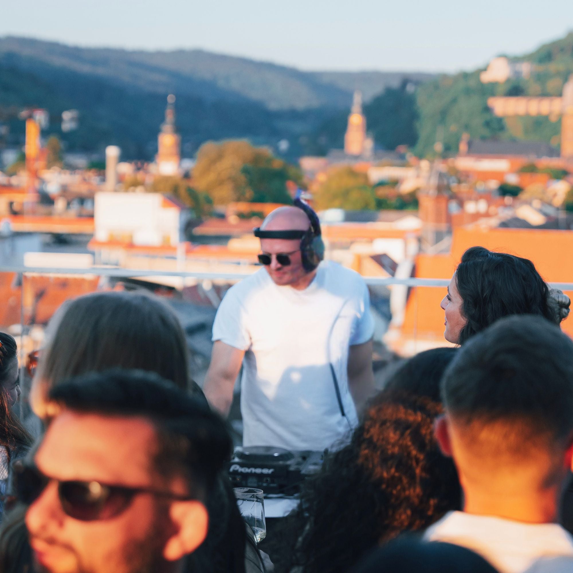 dj-opening-feiern-über-den-dächern-heidelbergs